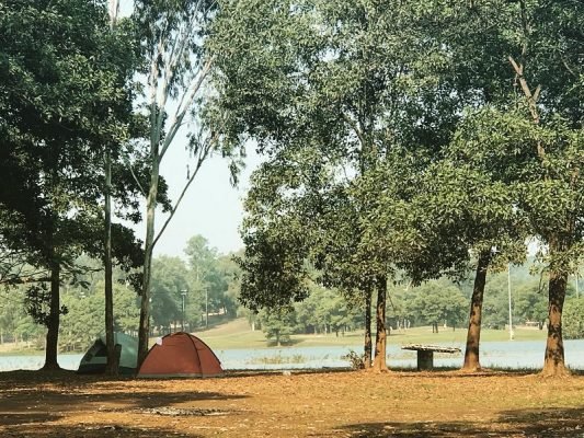 Bãi đất rộng tại Đồng Mô bên cạnh hồ nước