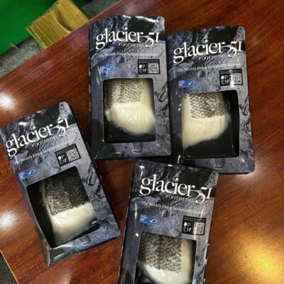 Các khay cá tuyết Úc Glacier 51 trong bao bì đặt trên bàn